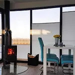 Botel Hausboot Floating House Leni In