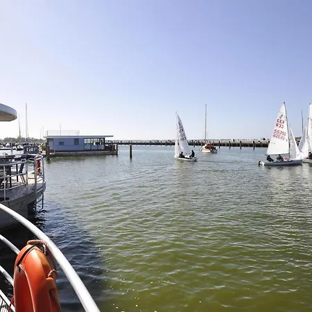 Botel Hausboot Floating House Leni In Ribnitz-Damgarten