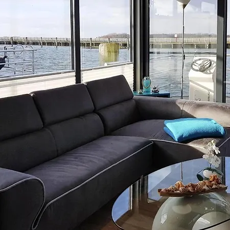 Hausboot Floating House Leni In Úszó hotel *