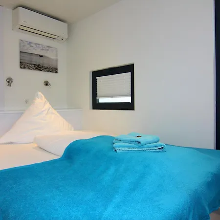 Úszó hotel Hausboot Floating House Leni In *