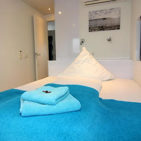 Hausboot Floating House Leni In Úszó hotel