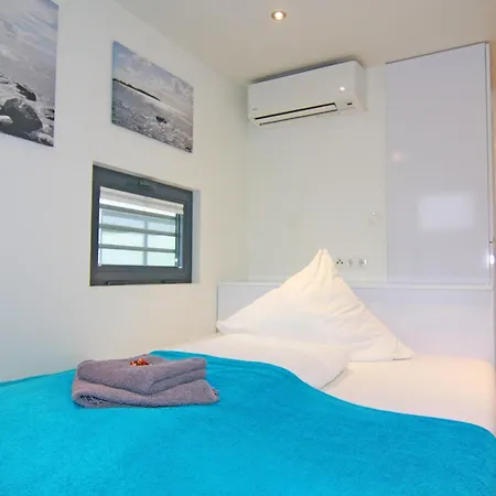 Úszó hotel Hausboot Floating House Leni In *