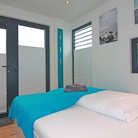 Botel Hausboot Floating House Leni In