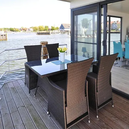 Botel Hausboot Floating House Leni In